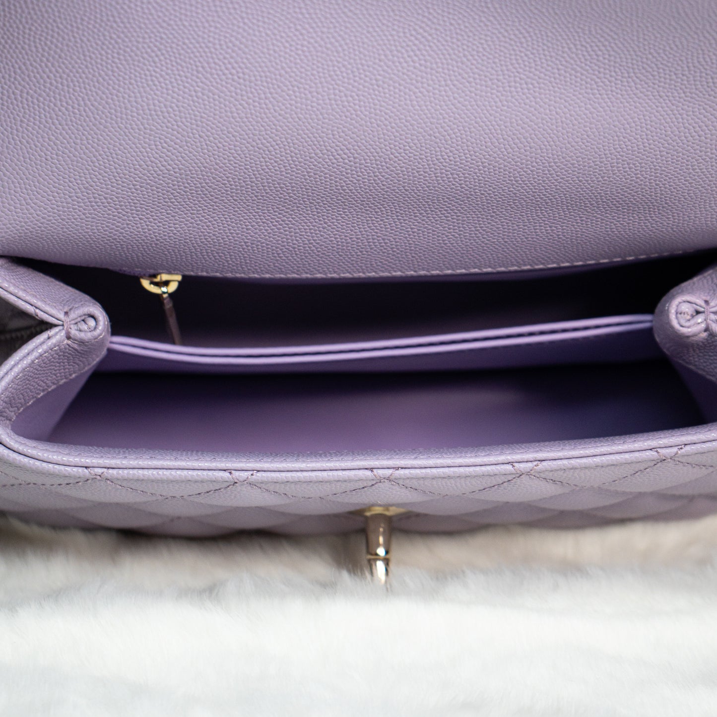 Chanel Flapbag with Handle in Vea/Violet