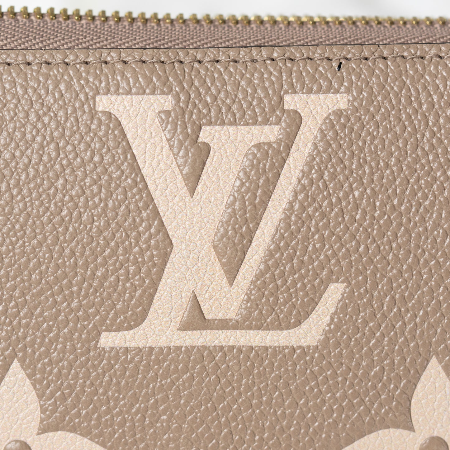 Louis Vuitton Zippy Wallet - Dove/Cream